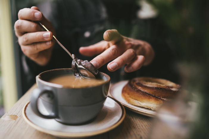 A U.S. scientist has stirred the pot with Britain by offering some controversial advice about tea.