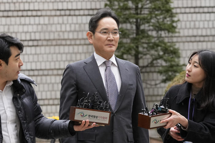 Samsung Electronics Chairman Lee Jae-yong, center, arrives at the Seoul Central District Court in Seoul, South Korea, Monday, Feb. 5, 2024. A Seoul court acquitted Lee of financial crimes.