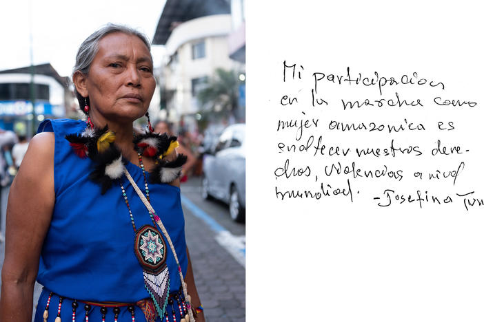 Retrato de Josefina Tunki, ex-presidenta ejecutiva del Consejo de Gobierno del Pueblo Shuar Arutam. "Mi participación en la marcha como mujer amazónica es para enaltecer nuestros derechos, violencias a nivel mundial", lee el texto escrito por Tunki.