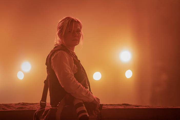 Kirsten Dunst plays a battle scarred photojournalist in <em>Civil War.</em>