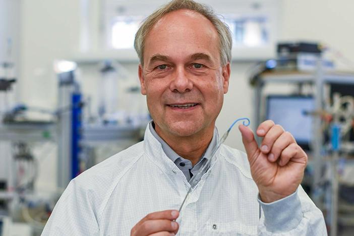 Dr. Thorsten Siess shows the Impella.