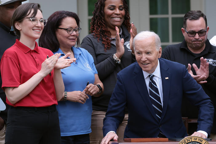 Flanked by union members, President Biden signs orders that increase tariffs on imports of electric vehicles and other strategic goods from China.