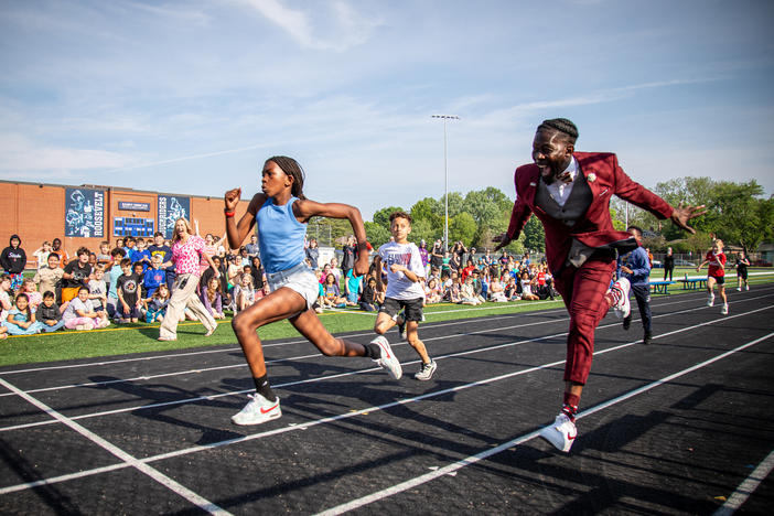 Des Moines Superintendent Ian Roberts races students on an Iowa track.
