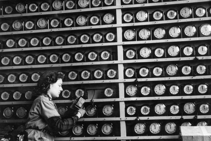 The timesinks, they are a changin’.<strong> </strong>Above, a woman checks alarm clocks in a London clock factory in 1946.