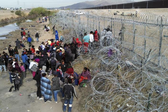 Hundreds of migrants set up camp on the Rio Grande, waiting for Texas National Guard agents to let them enter the border wall in El Paso, Texas on March 20, 2024. In the improvised camp there are infants and women, who sleep a few meters from gate 36 with the hope of being able to pass the knife fence. (Photo by Christian Torres)