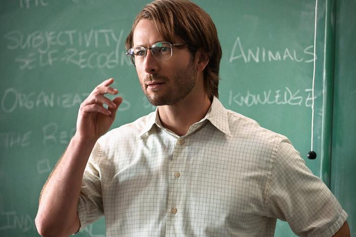 Glen Powell finds a star-making turn as Gary Johnson/"Ron" in <em>Hit Man</em>.