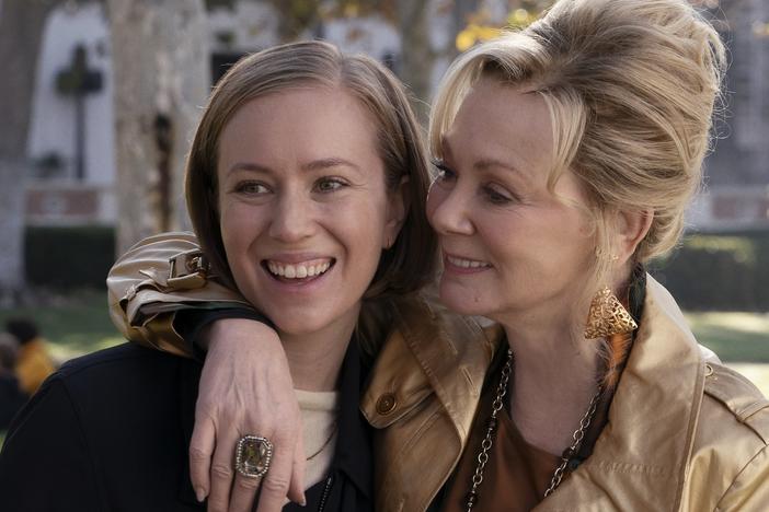 Ava Daniels (Hannah Einbinder) is a young writer for legendary stand-up comic Deborah Vance (Jean Smart) in <em>Hacks</em>.