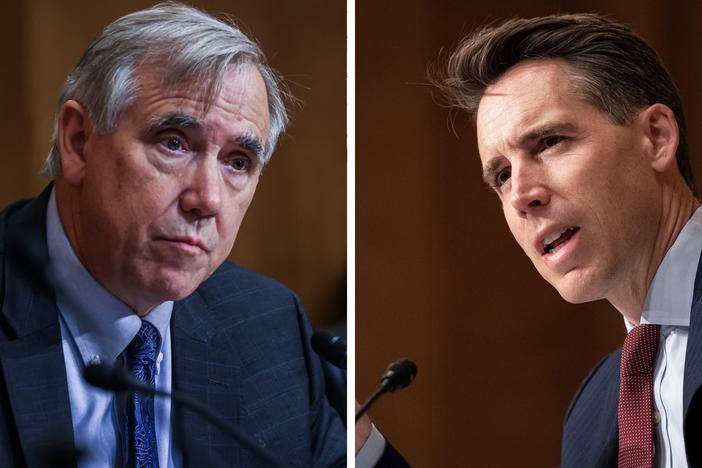 Senator Jeff Merkley, a Democrat from Oregon and Senator Josh Hawley, a Republican from Missouri, are part of a group of lawmakers unveiling a bipartisan bill banning lawmakers from trading stocks.<br>