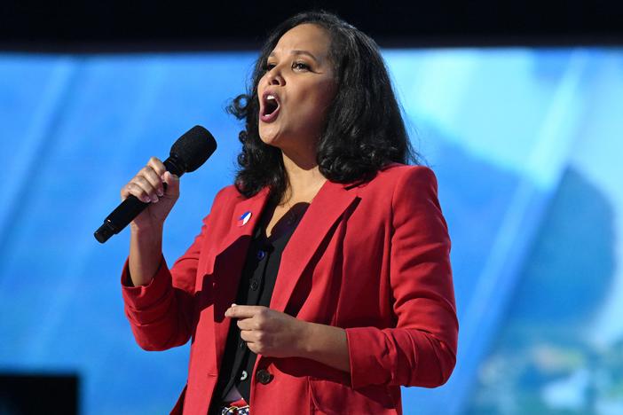 Jess Davis performs the national anthem on the third day of the Democratic National Convention in Chicago, Illinois.