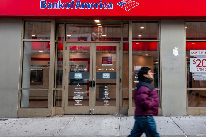 A Bank of America branch in Manhattan. The country's second-largest bank is increasing the wages of its lowest-paid workers, who will start earning at least $24 per hour in October. (Photo by Spencer Platt/Getty Images)