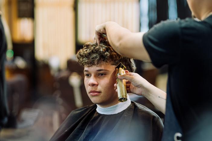  The "textured fringe" haircut is very trendy among young men these days. 