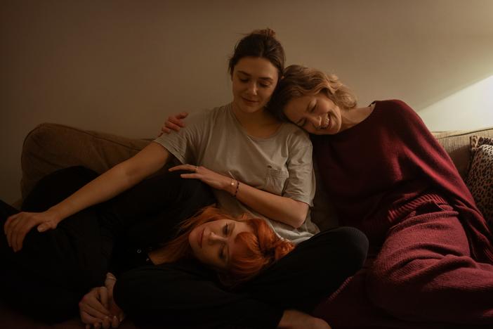 His Three Daughters. (L-R) Natasha Lyonne as Rachel, Elizabeth Olsen as Christina and Carrie Coon as Katie in His Three Daughters. Cr. Sam Levy/Netflix © 2024.
