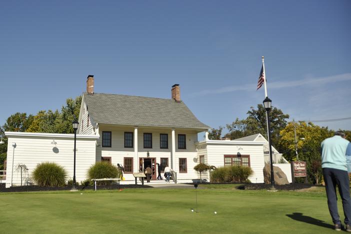 Shady Rest Country Club was established when a group of Black businessmen bought it in 1921. Golfers and tennis players were active. In the evening, its nightclub in the basement was a haven for entertainers such as Ella Fitzgerald, who gave shows there after performances in New York. The club, Villa Casanova, has to be restored.<br>