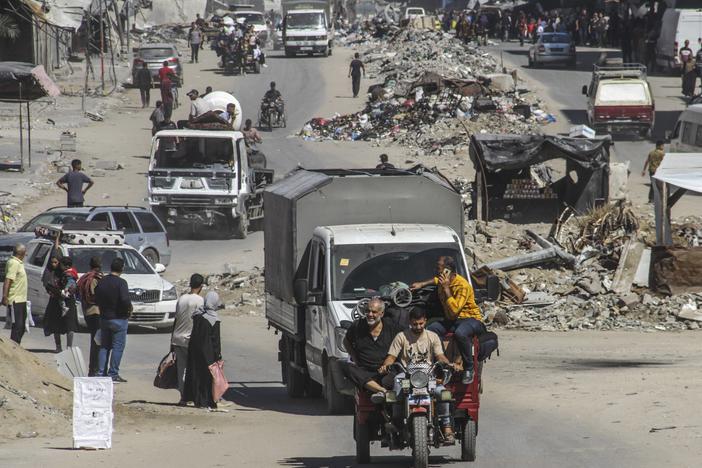 Palestinians evacuate the Jabalia refugee camp and the Sheikh Radwan and Abu Iskandar neighborhoods in the northern Gaza Strip on Saturday.