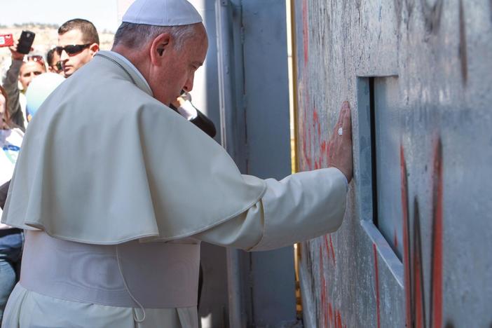 Pope Francis prays at Israel's separation barrier on May 25, 2014 in the Occupied West Bank town of Bethlehem.