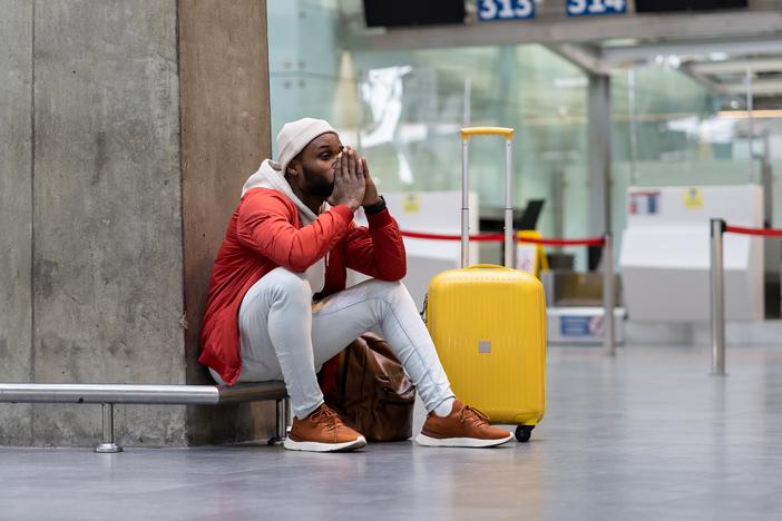 If holiday air travel makes your palms sweat and your heart race, there are science-backed coping mechanisms that can help you manage the stress.