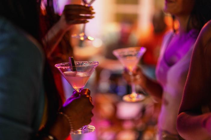 Moderate drinkers who also take weight-loss drugs like Mounjaro, report drinking less alcohol, a new study finds.