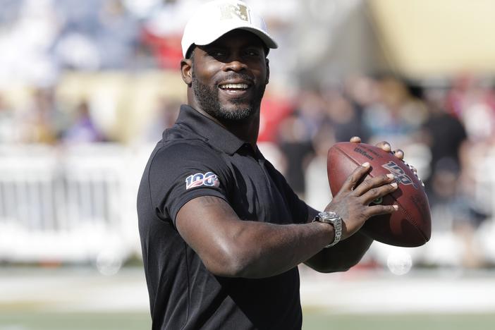 Former NFL quarterback Michael Vick throws the football before the NFL Pro Bowl football game, Sunday, Jan. 26, 2020, in Orlando, Fla. (AP Photo/Chris O?Meara)