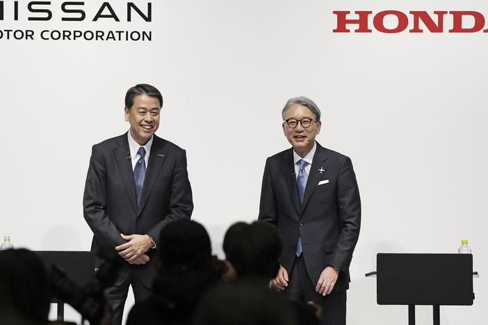 Nissan Chief Executive Makoto Uchida, left, and Honda President Toshihiro Mibe attend a joint news conference in Tokyo, Friday, March 15, 2024.