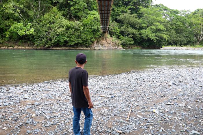 Joti, a young man who lives in Panama's Ngäbe-Buglé territory, was diagnosed with HIV 9 years ago. When he told his family, his mother banned him from the family home out of an unfounded fear that his very presence would put others at risk of infection. He asked that he be identified only by his first name to avoid further discrimination in his village for his diagnosis