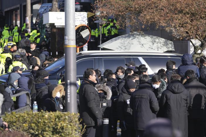 One of motorcade for impeached South Korean President Yoon Suk Yeol leaves for the Corruption Investigation Office for High-ranking Officials from the gate of the presidential residence in Seoul, South Korea, Wednesday, Jan. 15, 2025.