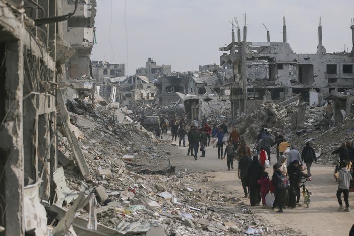 People head towards their homes in the Shijaiyah neighborhood, Gaza City, on January 28, 2025. Displaced Palestinians return following a ceasefire, finding their neighborhoods in ruins.