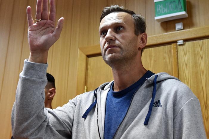 Russian opposition leader Alexei Navalny gestures during his trial at a Moscow courthouse on August 27, 2018.