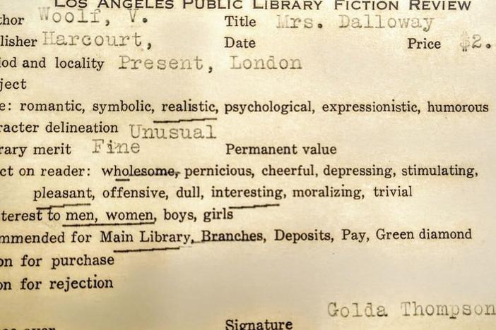 A review card of Virginia Woolf's 1925 novel <em>Mrs. Dalloway</em>, written by a Los Angeles Public Library staff member around the time of the book's publication.