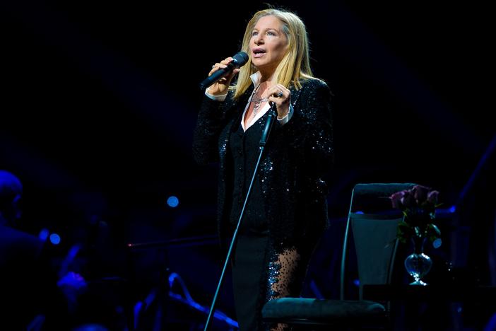 Extended silence during a concert often feels like a gift an audience grants a beloved artist, like Barbra Streisand, whose devotees at one show sat in almost unbearable anticipation to hear her sing.