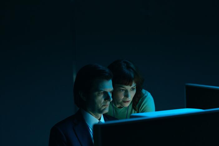 Mark (Adam Scott) and Helly (Britt Lower).