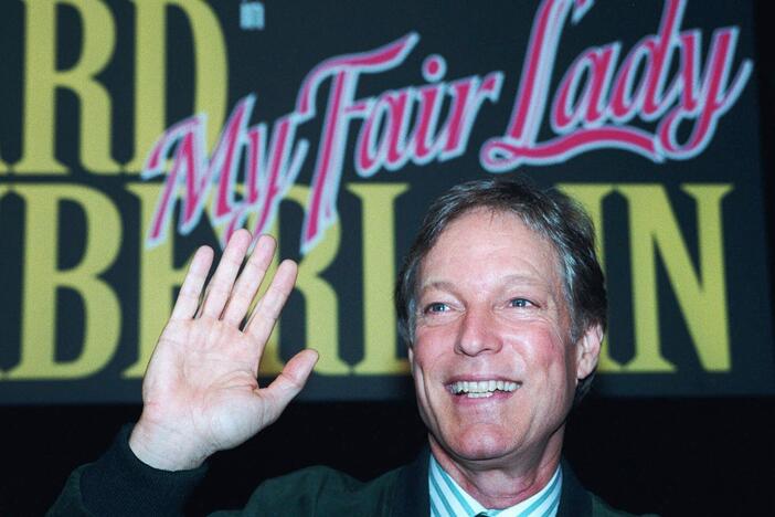 Actor Richard Chamberlain waves during a news conference in Berlin, Oct. 10, 1995.