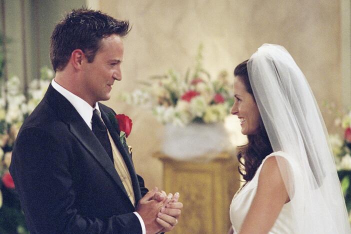 Matthew Perry and Courteney Cox in the <em>Friends </em>episode "The One With Monica And Chandler's Wedding."