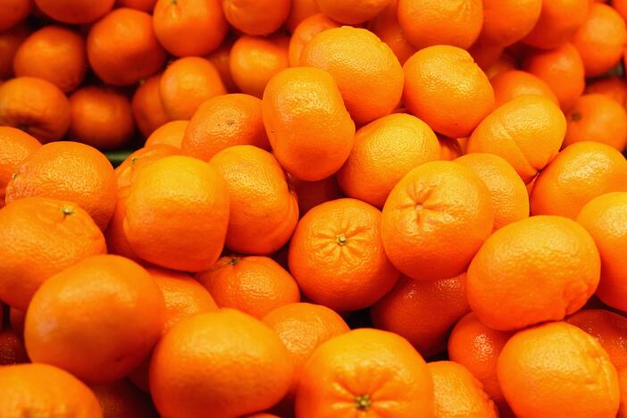 <em>Foreign Fruit</em> is a hybrid memoir that pulls apart mythologies of colonialism, inheritance and identity like the segments of a citrus fruit. Above, citrus on display at a shop in the UK.
