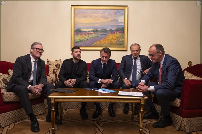 From left, British Prime Minister Keir Starmer, President Volodymyr Zelenskyy, French President Emmanuel Macron, Polish Prime Minister Donald Tusk and German Chancellor Friedrich Merz make a call to U.S. President Donald Trump from Kyiv, Ukraine on Saturday.