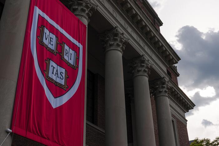 A federal judge blocks the Trump administration's efforts to bar Harvard University from enrolling international students.<br>