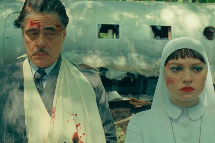 Benicio Del Toro plays tycoon Zsa-zsa Korda and Mia Threapleton is his daughter in <em>The Phoenician Scheme.</em>