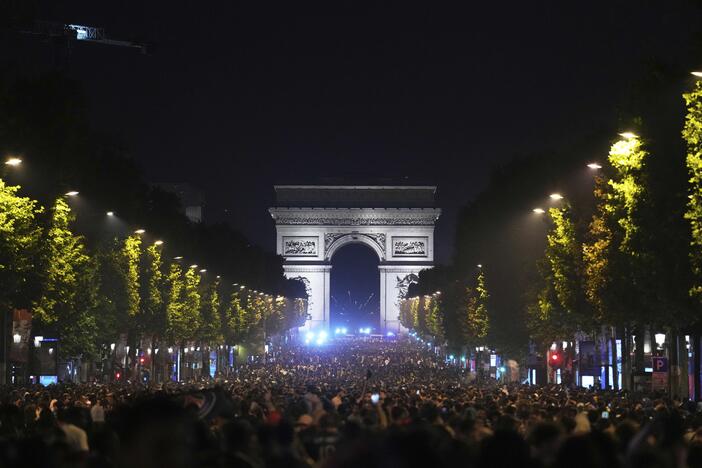 Soccer fans celebrate PSG's victory on the Champs-Elysees avenue, with the Arc de Triomphe in background, after the Champions League final soccer match between Paris Saint-Germain and Inter Milan, Sunday, June 1, 2025 in Paris.