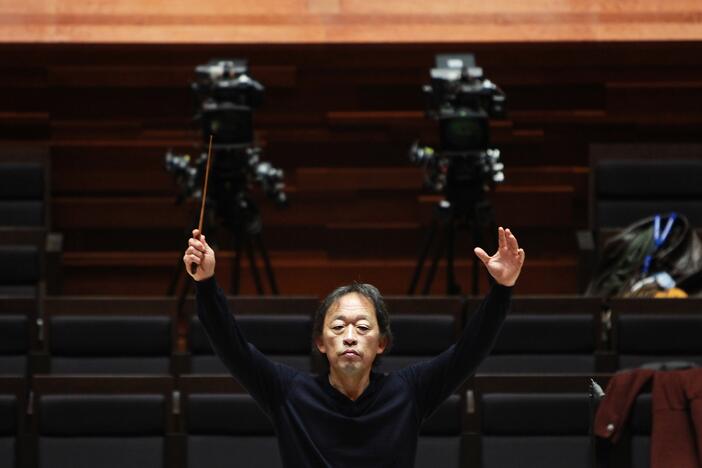 Myung-Whun Chung conducts the Radio France Philharmonic orchestra during a rehearsal at the Maison de la Radio before its inauguration on November 14, 2014, in Paris.