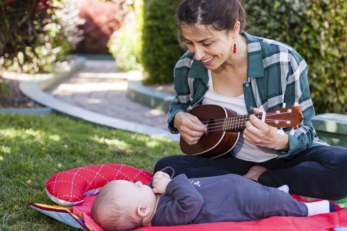 A new study from Yale University finds that singing to babies lifts their moods.
