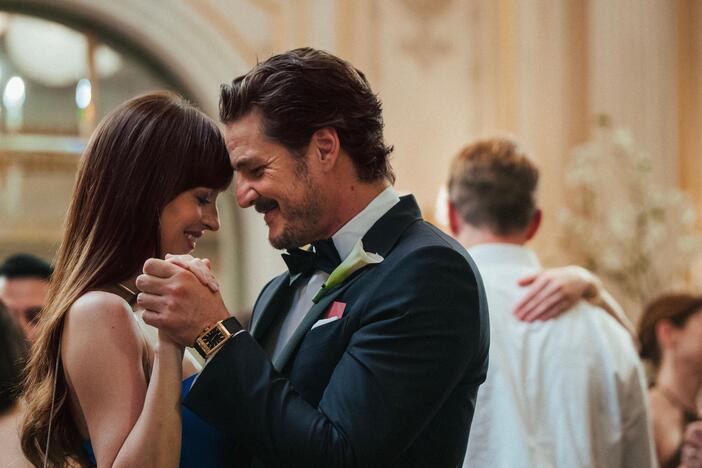Lucy (Dakota Johnson) and Harry (Pedro Pascal) in <em>Materialists</em>.