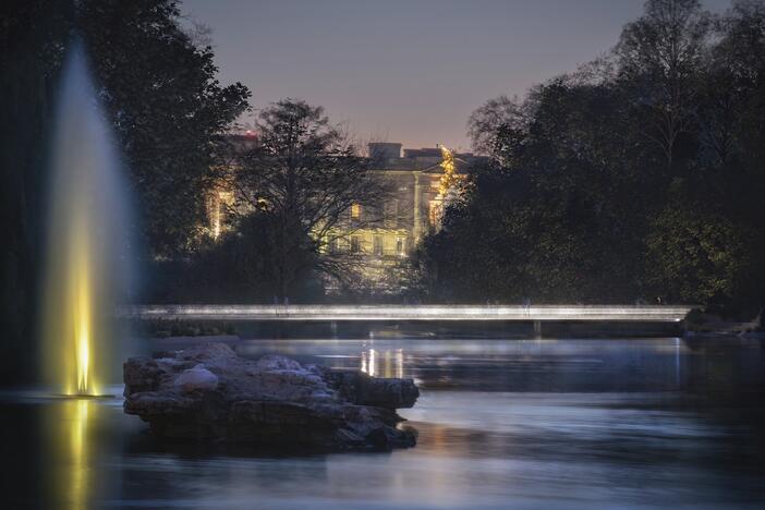 Foster + Partners' winning design includes a bridge that will feature a cast-glass balustrade inspired by Queen Elizabeth II's wedding tiara.<br>