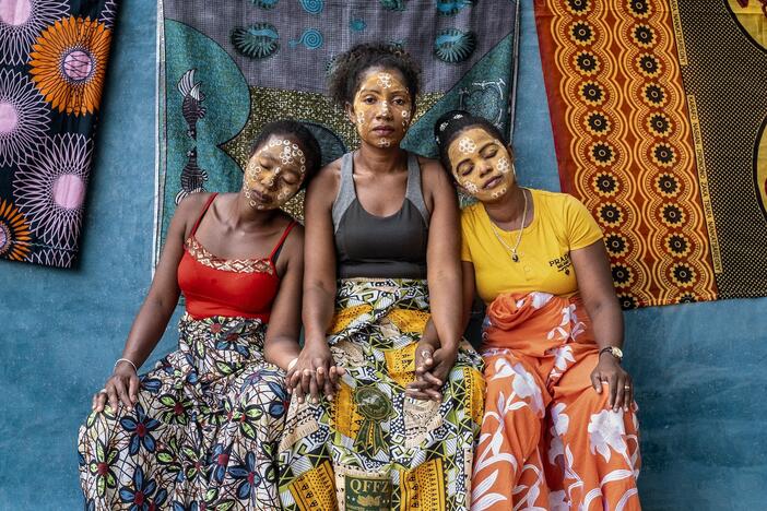 Group portrait (from left to right: former FGS patients  RAHAMA Abdallah, RAZANAPARANA Sylvia Suzanie, YOLANDRIE. 18 September 2024, district of Ambanja, Northern Madagascar.