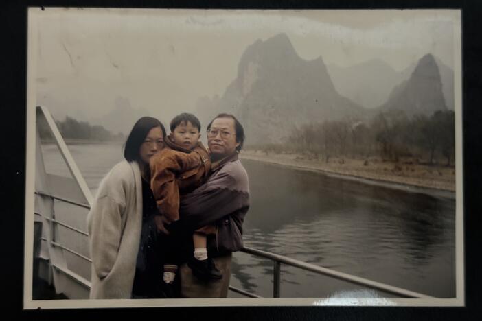Chang Chih-yuan as a child, with his mother and Taiwanese father, when they were still living in China.