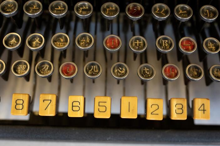 The MingKwai typewriter's keys enable the typist to find and retrieve Chinese characters.