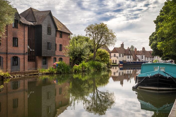 A view along the Kennet and Avon Canal near Newbury Lock, Newbury, Berkshire, England.