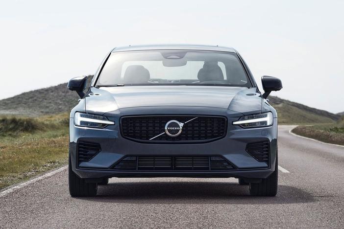 2023 Volvo S60 Recharge & 2023 Land Rover Defender 130: asset-mezzanine-16x9