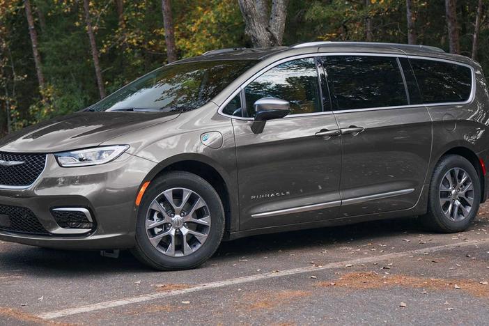 2024 Chrysler Pacifica PHEV &  PHEV Roundup: asset-mezzanine-16x9