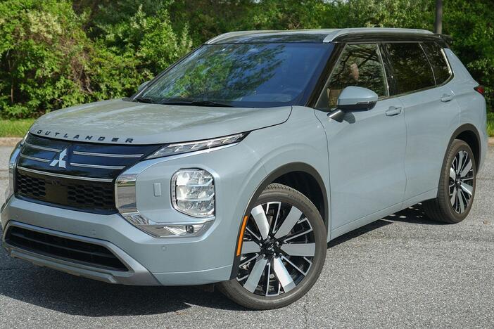 2025 Mitsubishi Outlander & 2025 Lamborghini Revuelto: asset-mezzanine-16x9