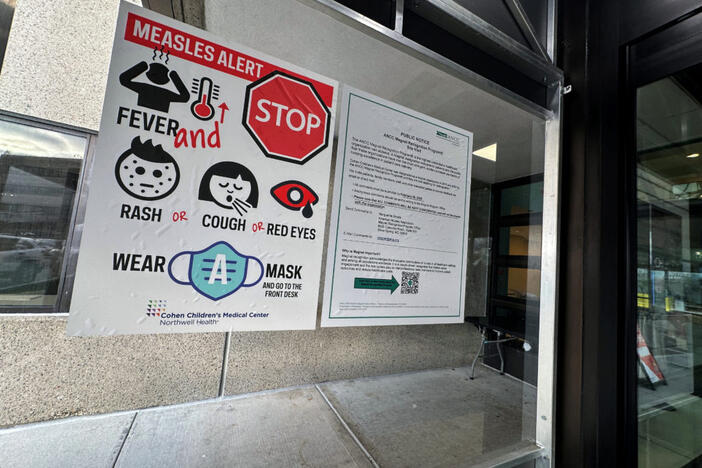 A measles alert sign hangs outside the entrance to the Cohen Children's Medical Center, where the state health department confirmed that a baby tested positive and that there is a possibility of exposure to others at the facility, in New Hyde Park, New York, U.S., March 14, 2025. REUTERS/Shannon Stapleton