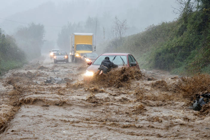 A local resident helps free a car that became stranded in a stretch of flooded road as Tropical Storm Helene strikes, on the outskirts of Boone, North Carolina, U.S. September 27, 2024. Photo by Jonathan Drake/REUTERS